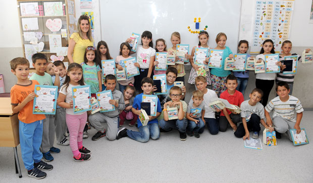 Учитељица ђаке обрадовала поклонима 